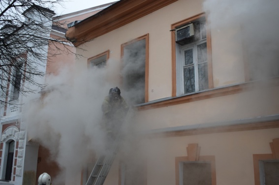 Пожар в административном здании в Великом Новгороде тушили 40 человек