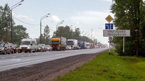 В августе из-за ремонта путепровода на трассе были многокилометровые пробки. © Фото из архива интернет-портала «Новгород.ру»