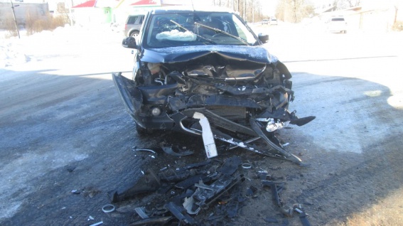В Малой Вишере на перекрестке столкнулись три автомобиля, пострадал водитель