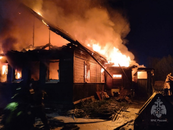 На ночном пожаре в Боровичах погибло два человека
