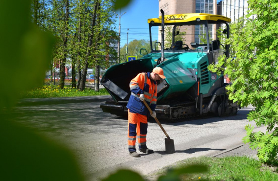 На четырёх улицах Великого Новгорода обновили верхний слой дорожного полотна