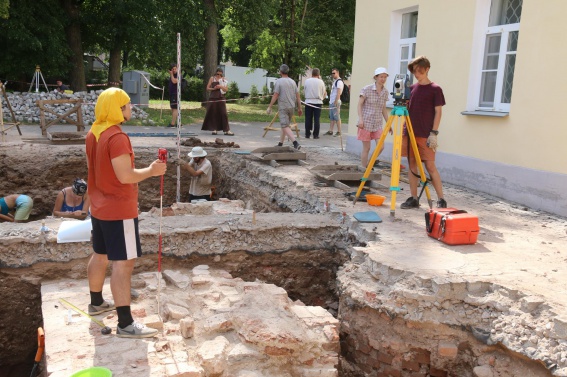 Археологи продолжают исследовать территорию Владычного двора