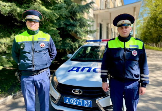 В Великом Новгороде автоинспекторы помогли доставить в травмпункт раненого мужчину