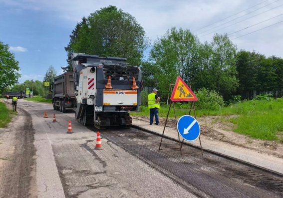 В Боровичском округе на дороге Черноземь — Опеченский Рядок — Опочно уложат новый асфальт