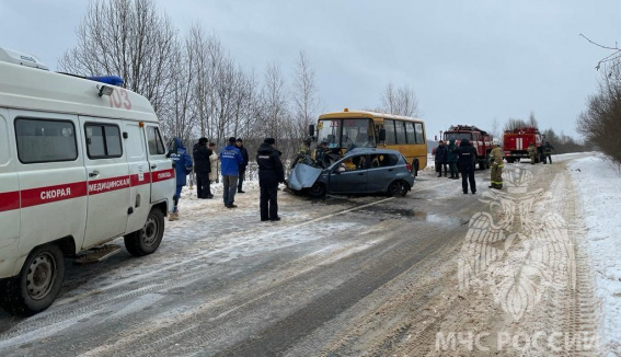 В Старорусском районе два человека погибли в ДТП со школьным автобусом