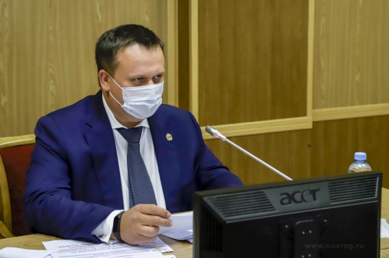 Новгородским учителям придётся носить маски за пределами класса