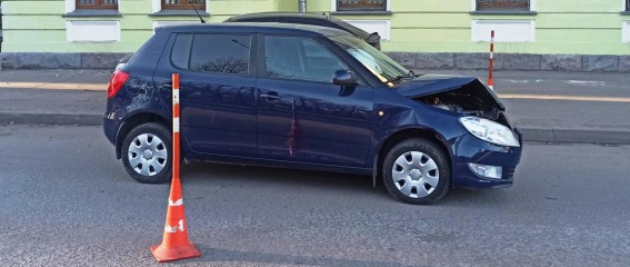 В Великом Новгороде в автобусе упала женщина. Её доставили в больницу