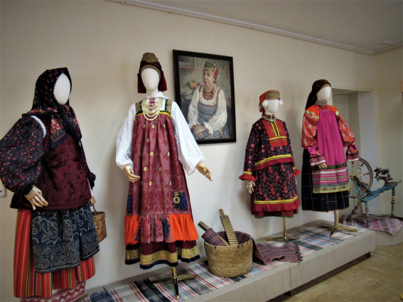 В Музее уездного города в Валдае открылась выставка народного крестьянского костюма