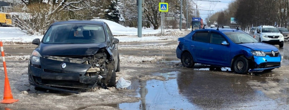 17-летняя девушка пострадала в ДТП на Большой Санкт-Петербургской улице в Великом Новгороде