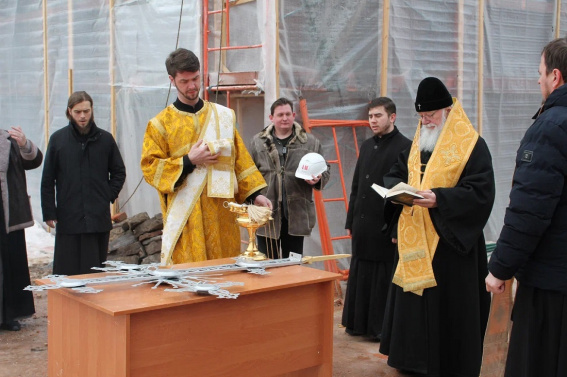 На Ярославовом дворище освятили отреставрированный крест церкви Прокопия