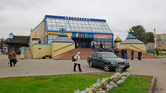 Начальника новгородского автовокзала оштрафовали из-за приспущенной у кассира маски