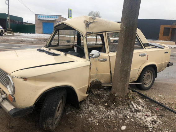 В Боровичах автомобиль врезался в опору ЛЭП
