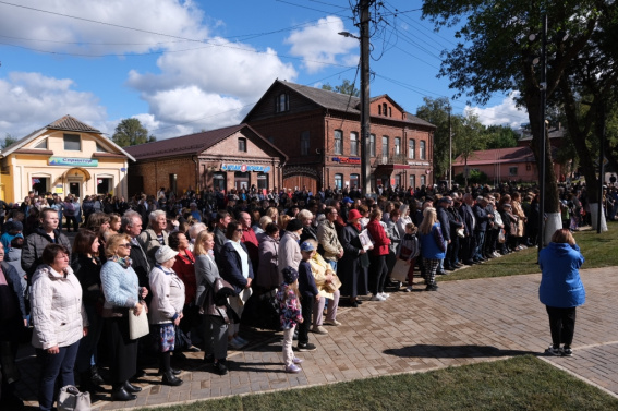 В Боровичах прошла торжественная церемония открытия стелы «Город трудовой доблести»