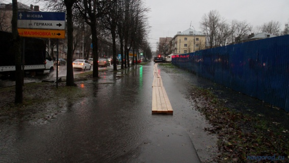 Мэрия: в Великом Новгороде на подтопления влияют забитые мусором и листьями дождеприёмники, неправильные уклоны на дорогах и ямы
