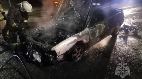 На улице Нехинской в Великом Новгороде вчера горел автомобиль