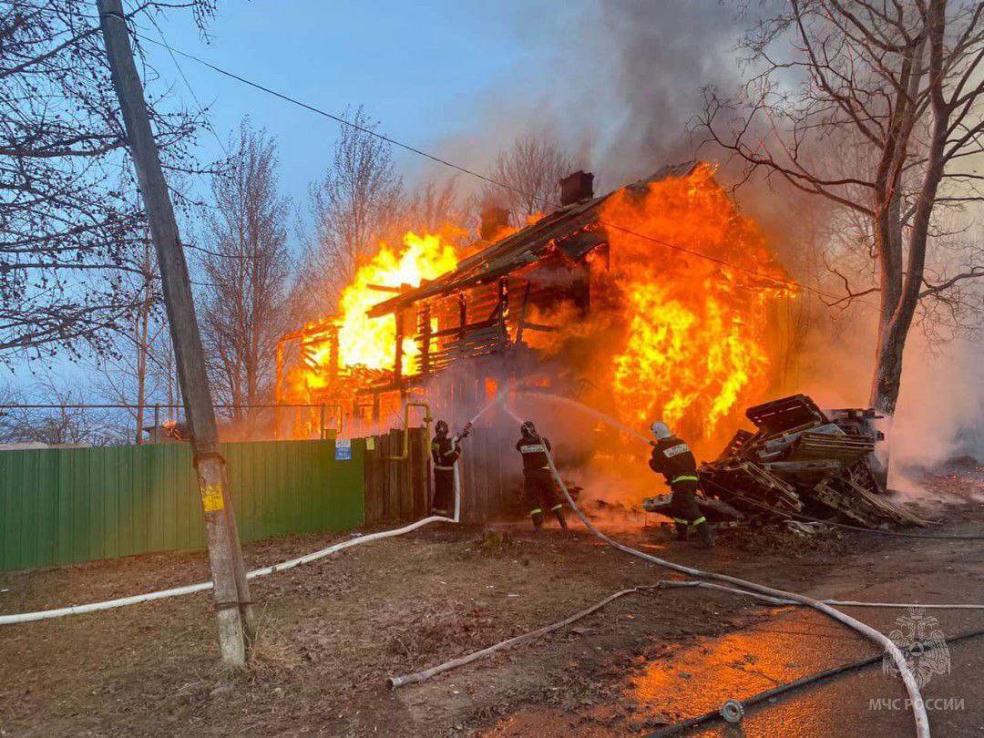 Пожарные четыре часа тушили дом в Валдае | 15.04.2023 | Великий Новгород -  БезФормата