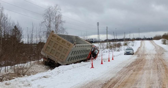 В Окуловском районе в ДТП погиб водитель грузового автомобиля