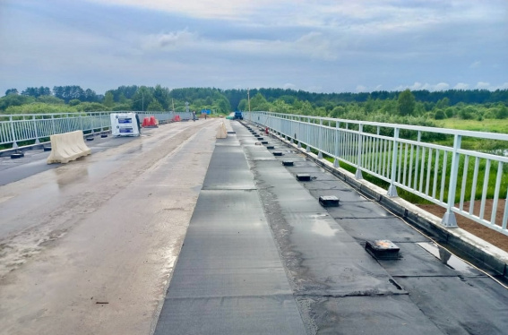 Движение на мосту через реку Кабожа в Хвойнинском округе частично открыли