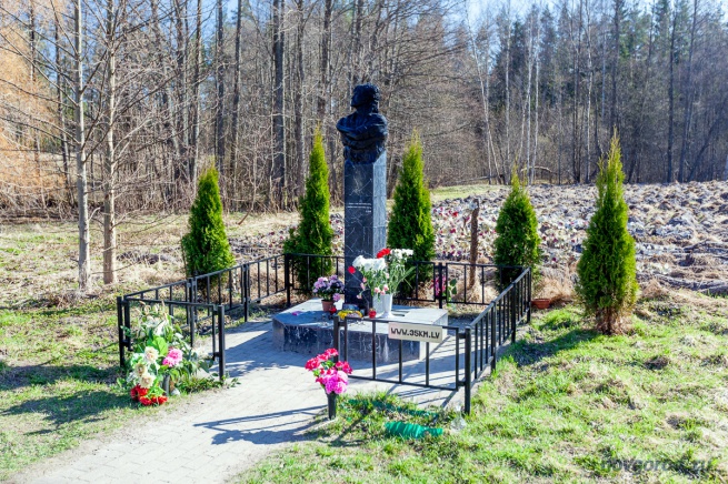 Памятник Виктору Цою в Латвии, установлен на месте гибели музыканта. 
