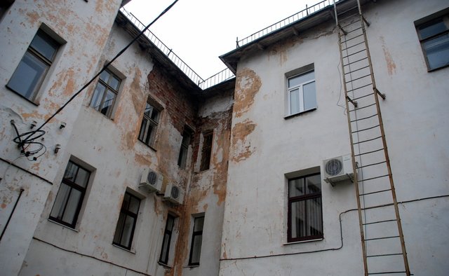 Далеко не идеальная дом не отремонтирован остались. Неотремонтированные дома СПБ. Неотремонтированный дом на Украине.