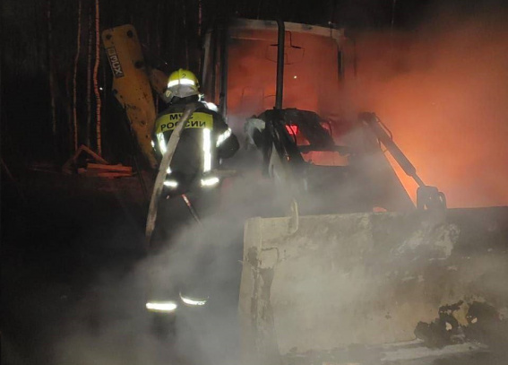 Сегодня ночью в Новгородском районе загорелся трактор