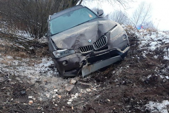 В Боровичском районе автомобиль съехал в кювет, пострадала 8-летняя девочка