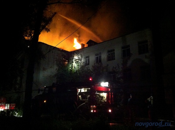 Здание бывшего военного госпиталя во время одного из пожаров. 