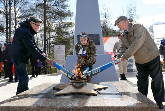 На военных мемориалах в Хвойной и Неболчах зажгли Вечный огонь