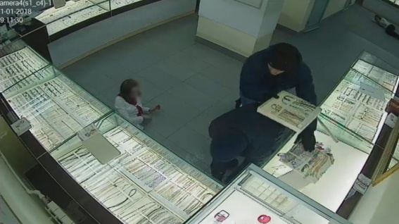 Полиция задержала двух петербуржцев, ограбивших ювелирный магазин в Чудово
