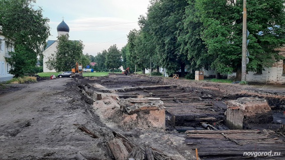 На Ильине улице археологи раскрыли мостовую XIV века
