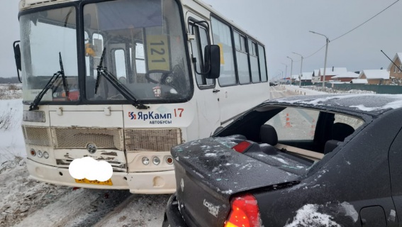 В Новгородском районе в ДТП попал рейсовый автобус