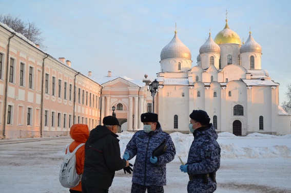 В Великом Новгороде росгвардейцы провели акцию «Безопасный Новый год»