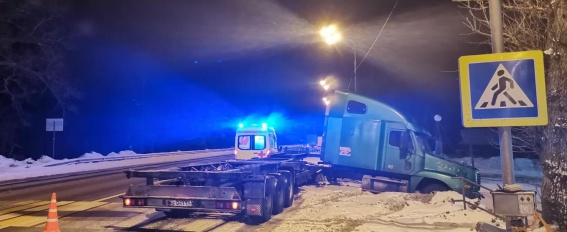 На М10 в Чудовском районе грузовик с полуприцепом сбил пешехода