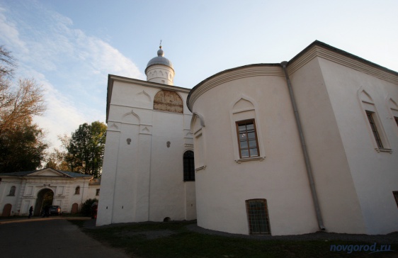 Церковь Сретения в Антониевом монастыре, где располагается музей книжности. 