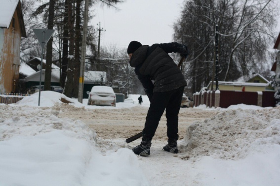 Подходы к пешеходным зонам в посёлке Любытино расчищают волонтёры. 