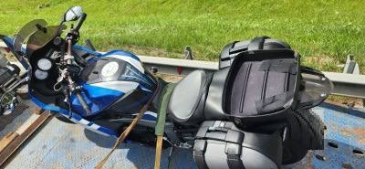 На М10 в Чудовском районе мотоциклист упал на проезжую часть. Его пассажирка сломала руку