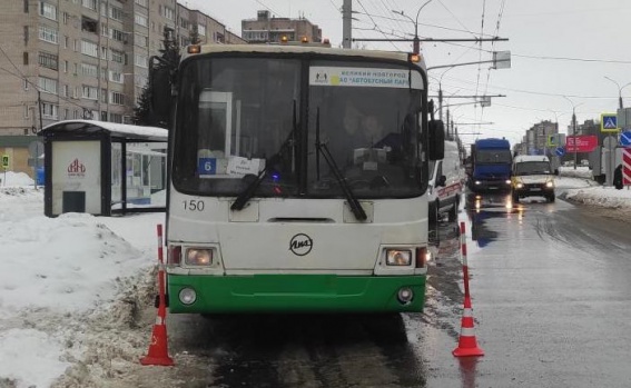 В Великом Новгороде пожилая женщина сломала ключицу из-за падения в автобусе
