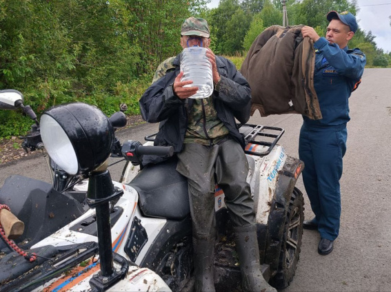 В Боровичском районе нашли 70-летнего мужчину, который ушёл в лес за ягодами и заблудился