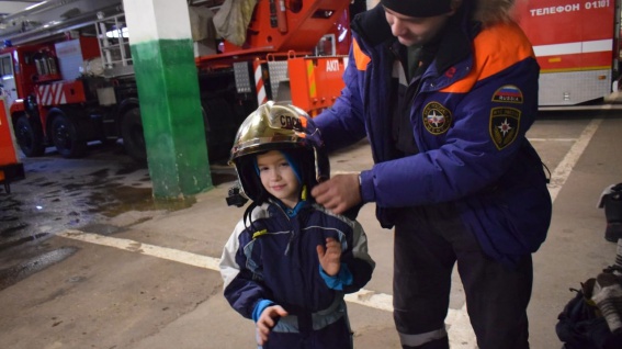 Новгородские спасатели осуществили мечту мальчика, предотвратившего пожар