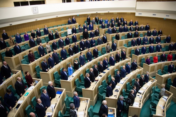 Совет Федерации одобрил принятие поправок к Конституции, против проголосовал только один сенатор