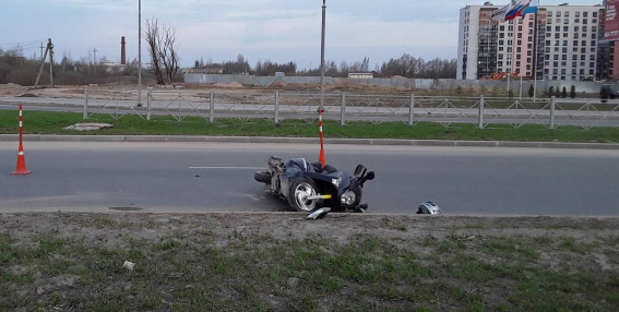 В Великом Новгороде водитель сбил троих пешеходов и врезался в четыре припаркованных автомобиля