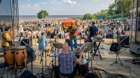 Более тысячи зрителей посетили джазовый концерт на озере Ильмень