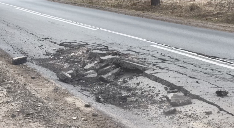 Разрушенный участок дороги Новоселицы — Папоротно. © ГОКУ «Новгородавтодор»