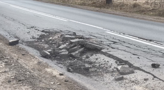 Разрушенный участок дороги Новоселицы — Папоротно. © ГОКУ «Новгородавтодор»