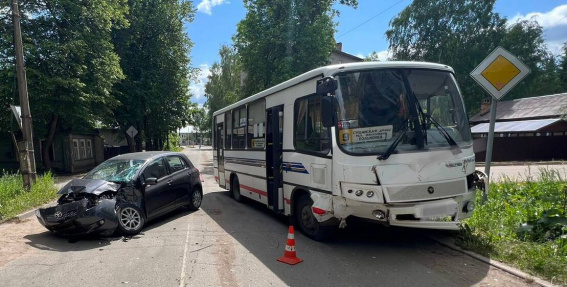 В Боровичах в ДТП с городским автобусом пострадал водитель