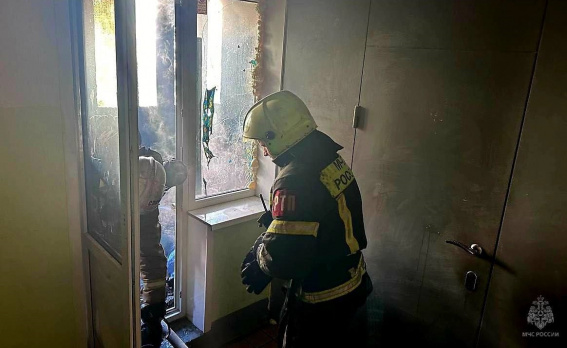 Пожарные вынесли газовые баллоны с горящего балкона на улице Коровникова
