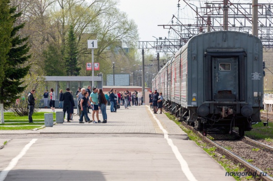 Дополнительный поезд Москва - Санкт-Петербург на вокзале Великого Новгорода. 1 мая 2015 года. 