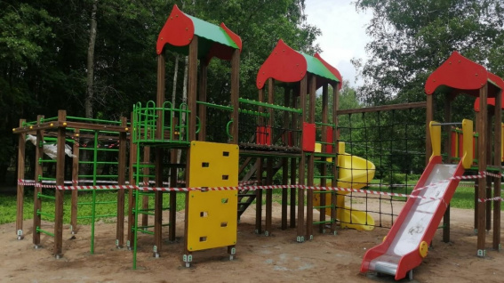 Детскую площадку в холмском городском парке откроют в августе