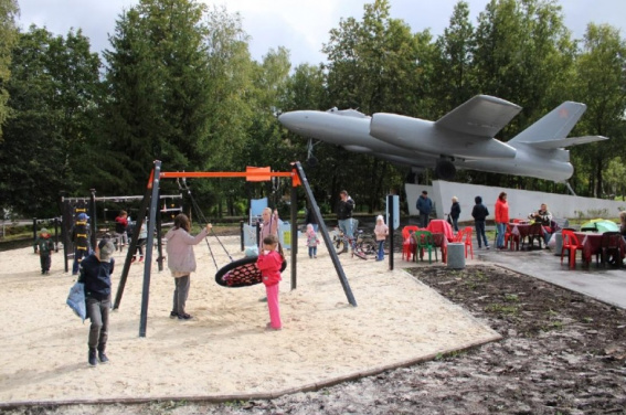 В Кречевицах благоустроили общественное пространство у памятника самолёту ИЛ-28