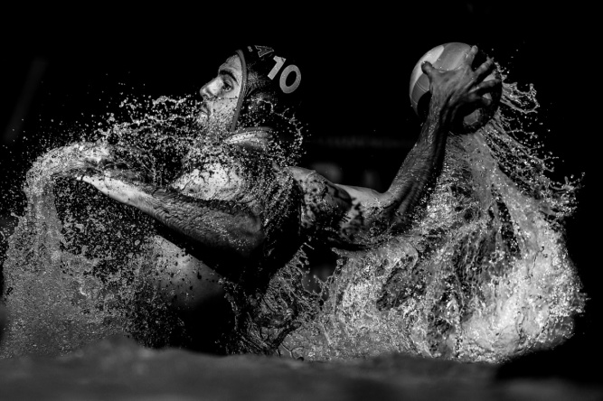 Фото из серии «Свет и линии водного поло». II место в номинации «Спорт». ©  Константин Чалабов